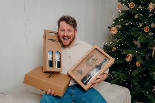 Kdo bude mít z dárku pod stromečkem stejnou radost jako náš Patrik? 🎄🎁🍷 Ještě stále stíháme dodat do Vánoc 😇 #vánoce #vino...